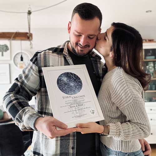 Mann verschenkt einen Stern an seine Frau